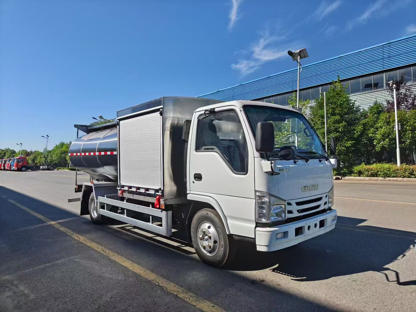 小型鲜奶运输车